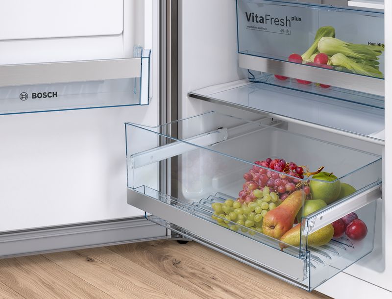 Поход за продуктами - тяжелое испытание, зато разложить все продукты в холодильнике Bosch KIS86AF20R по своим местам легко и просто.